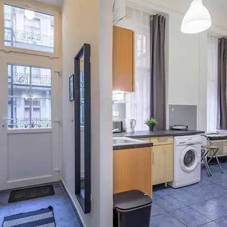 Ultra Away From Budapeste